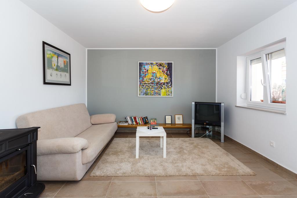 Villa Mirela Apartment Vrbnik Ngoại thất bức ảnh