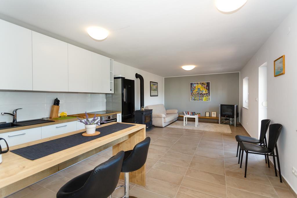 Villa Mirela Apartment Vrbnik Ngoại thất bức ảnh
