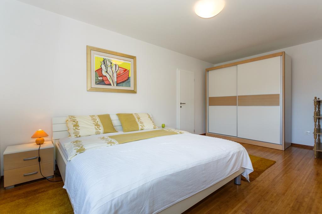 Villa Mirela Apartment Vrbnik Ngoại thất bức ảnh